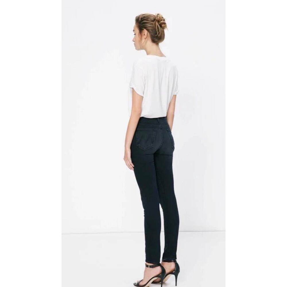MOTHER The High Waisted Looker Jeans in Blackbird Wash. Size 28